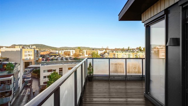 Balkongen strekker seg over to sider av leiligheten og har gode solforhold.