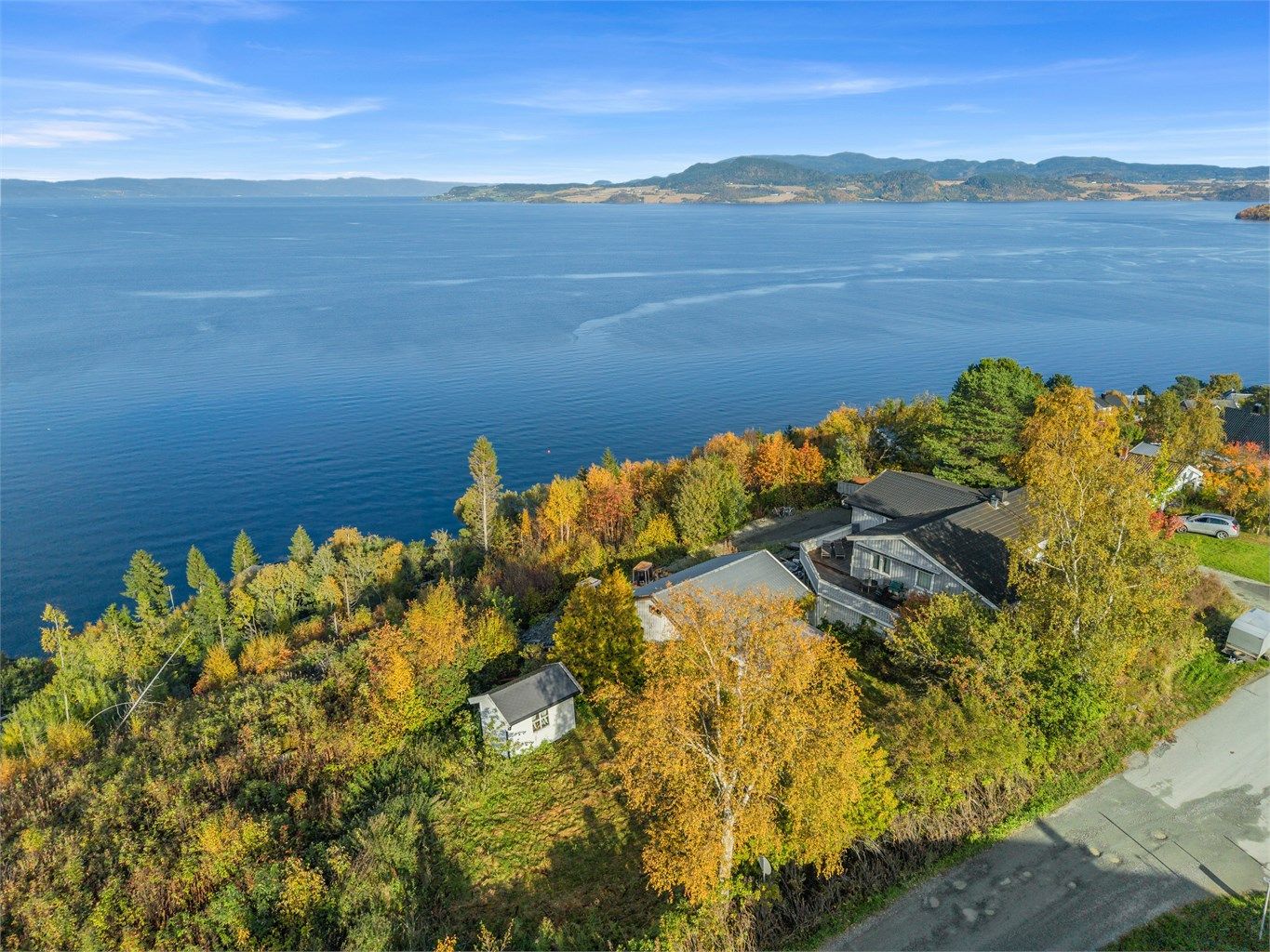 Grønne omgivelser og umiddelbar nærhet til fjorden.