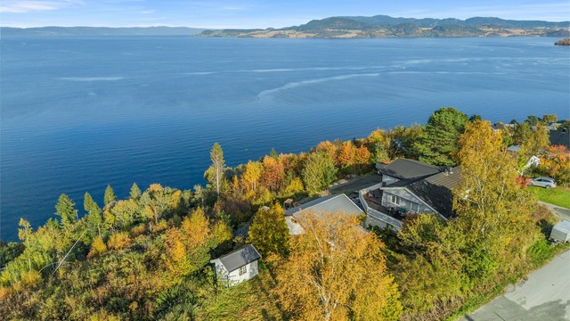 Grønne omgivelser og umiddelbar nærhet til fjorden.