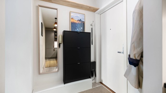 Velkommen inn! Selger har fått etablert en praktisk entré med hylle for oppbevaring, skoskap og nisje for elektrisk utstyrt