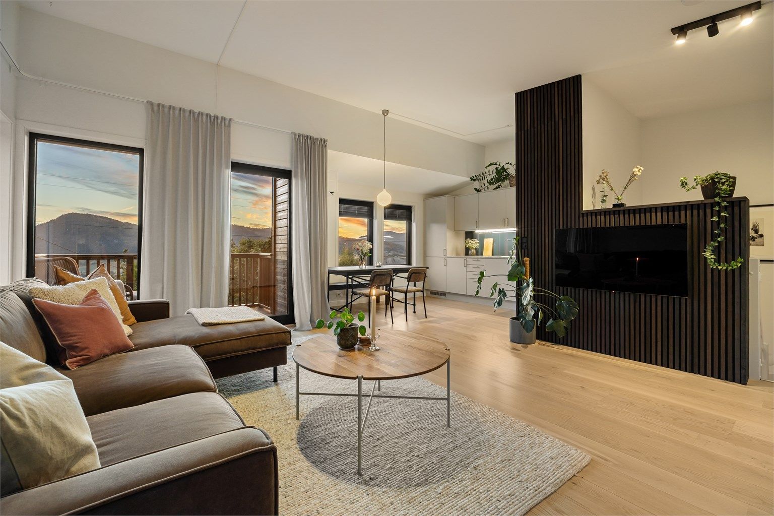 Eiendommen har en meget flott beliggenhet med nydelig vidstrakt utsikt og gode solforhold