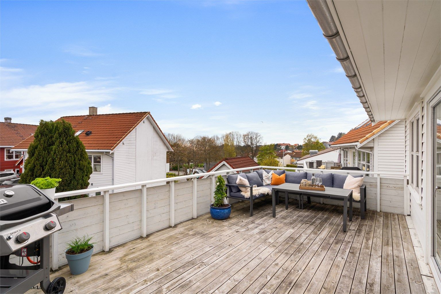 Romslig terrasse med god plass til hagemøbler. 