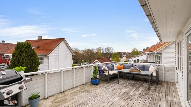 Romslig terrasse med god plass til hagemøbler.