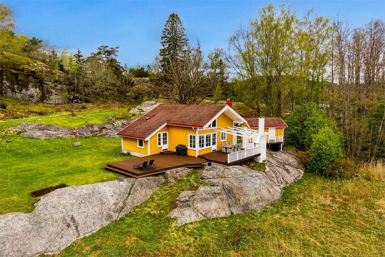 Hytta ligger usjenert og fritt til i terrenget med gode solforhold.