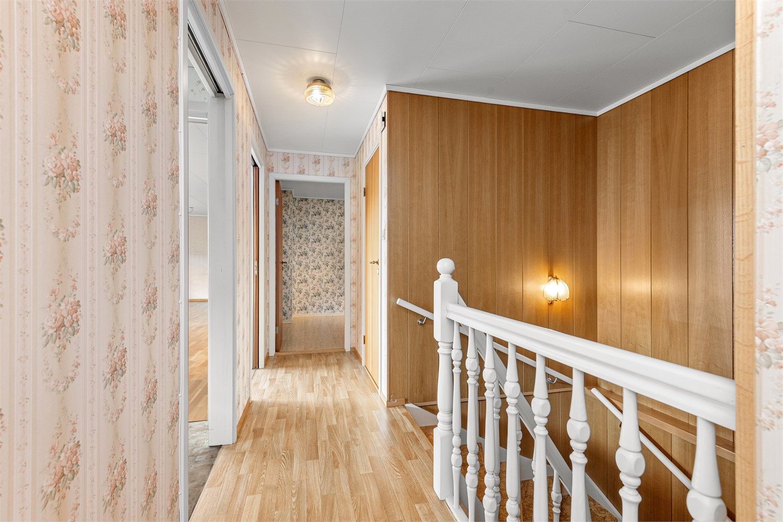 Hallen i hovedetasjen med trapp ned til underetasjen