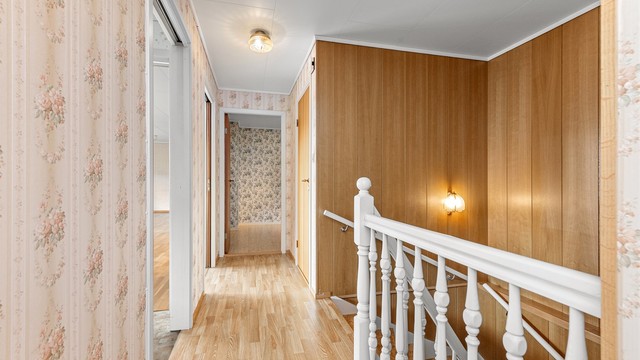 Hallen i hovedetasjen med trapp ned til underetasjen