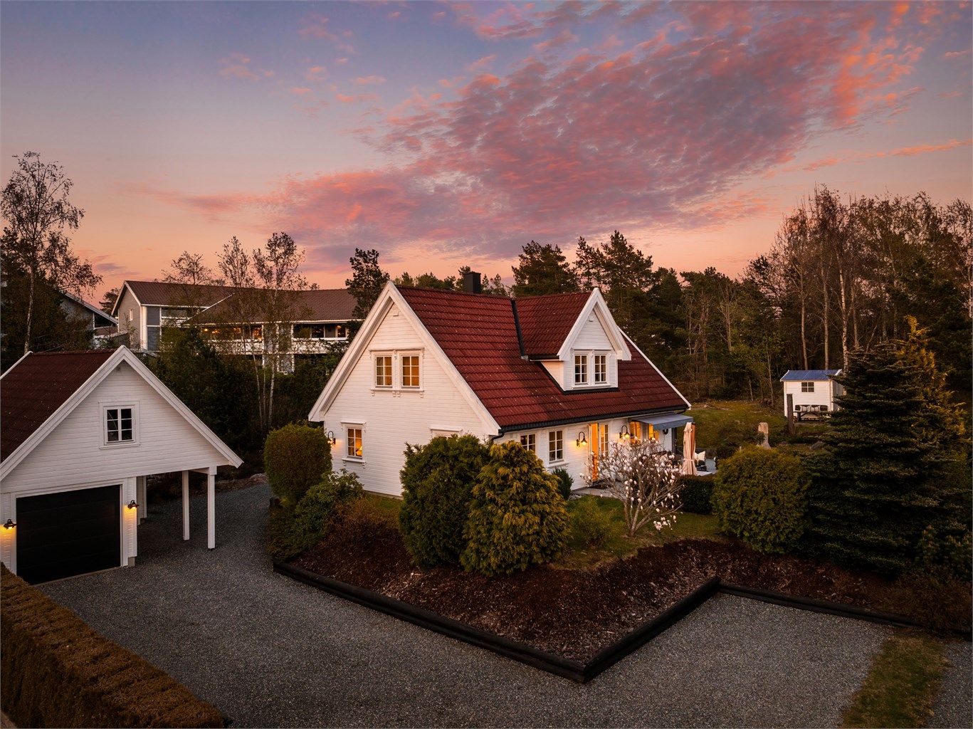 Velkommen til Vallefaret 7 - en praktisk, romslig og familievennlig enebolig av modellen Lykkebo fra Block Watne, oppført i 2000.