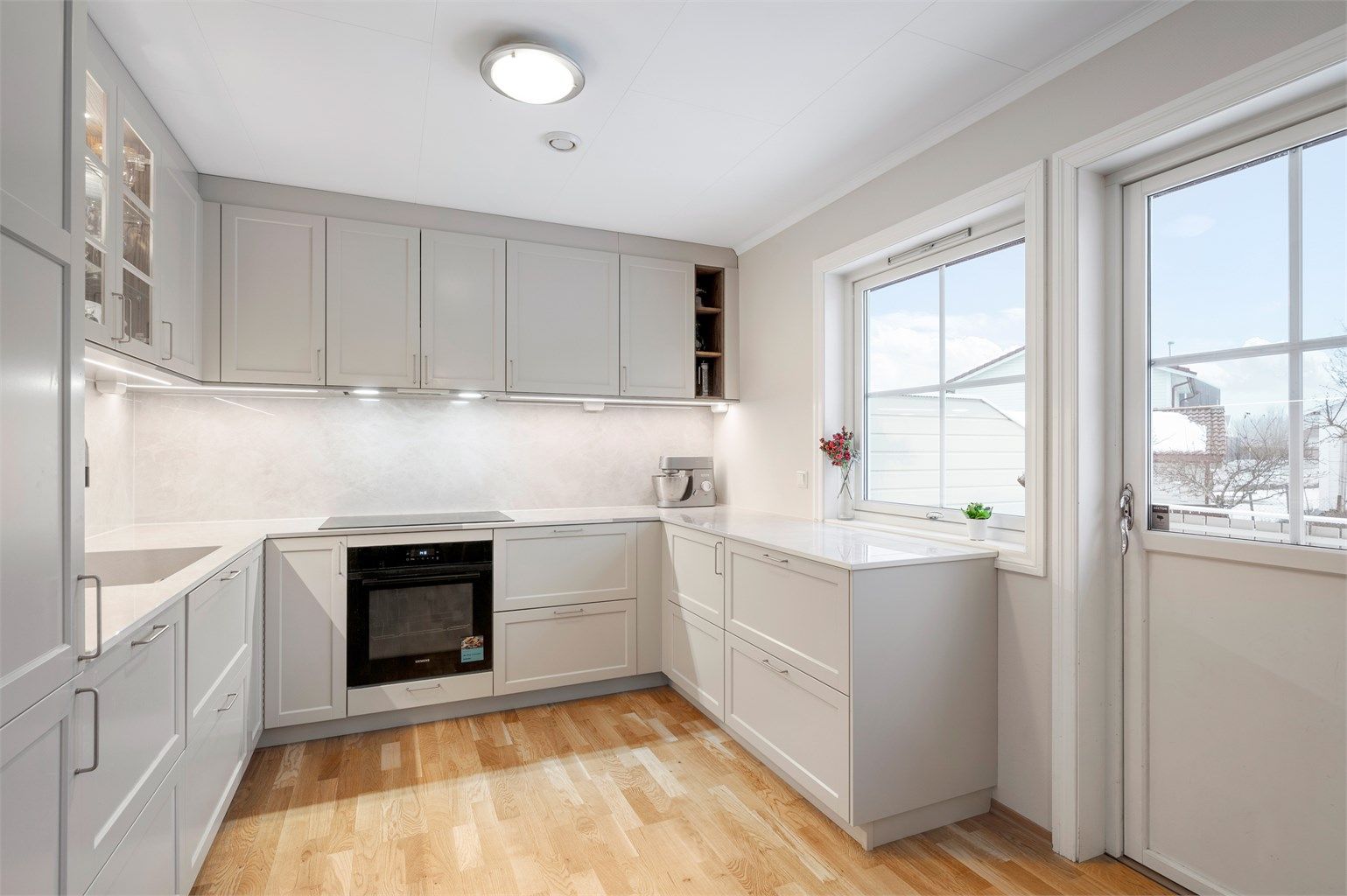 Kjøkkeninnredningen er fra 2025 og har rikelig med skap- og benkeplass å boltre seg på! 