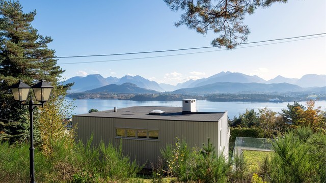 Bakhagen grenser mot friareal på Hatlaåsen og har flott utsikt mot Borgundfjorden.