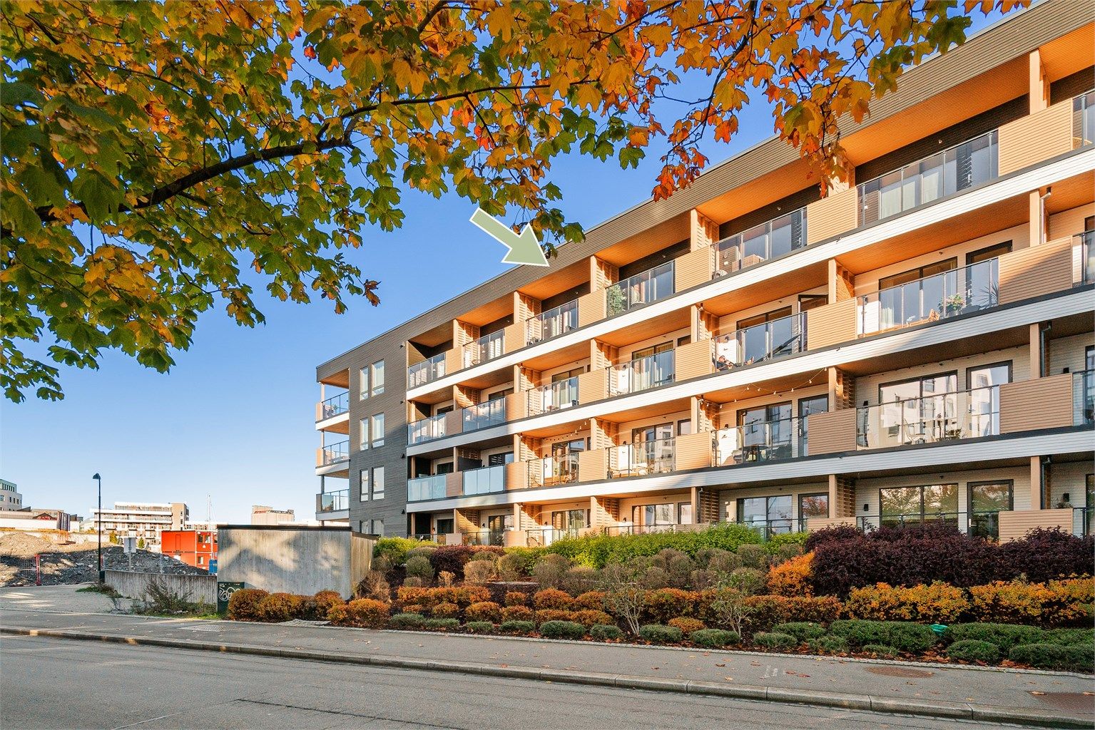 Bygget ble oppført i 2019 med trekledning og moderne balkonger i glass og tre.