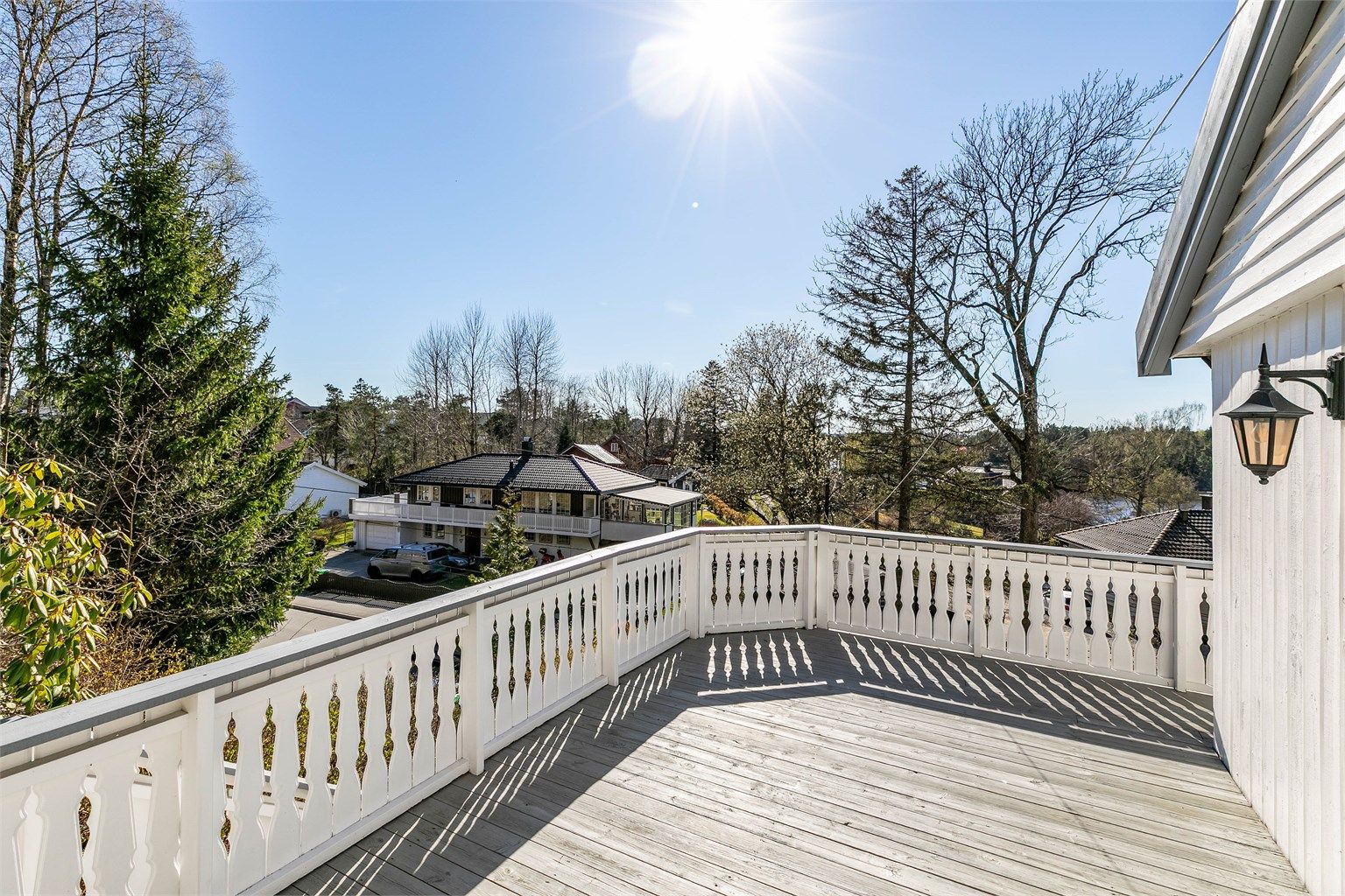 Sommerstid er terrassen på sørsiden solfylt store deler av dagen.