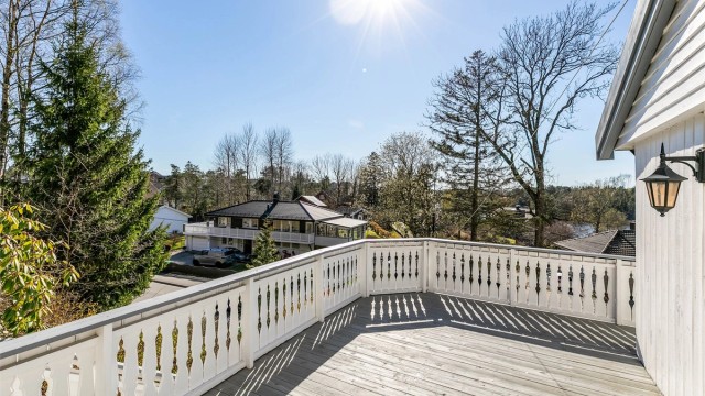 Sommerstid er terrassen på sørsiden solfylt store deler av dagen.