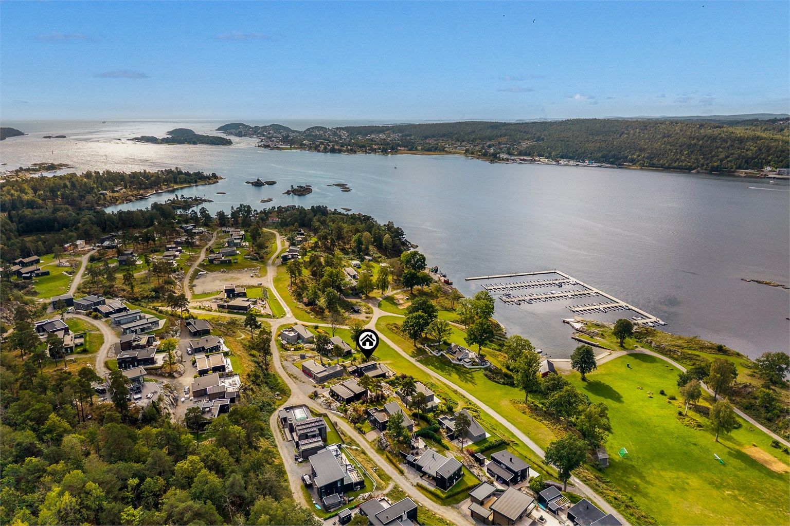 Det er kun en liten båttur over fjorden til fastlandet, ytterst mot havet ligger Langesund.