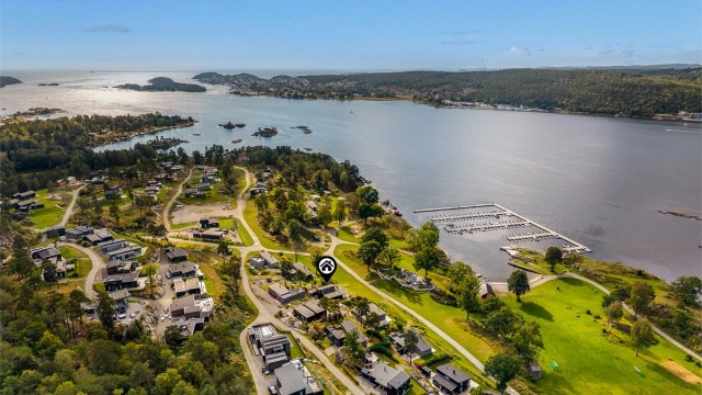 Det er kun en liten båttur over fjorden til fastlandet, ytterst mot havet ligger Langesund.