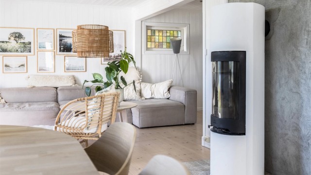 Effektiv oppvarming med Jøtul peisovn og en luft-til-luft varmepumpe fra 2018.