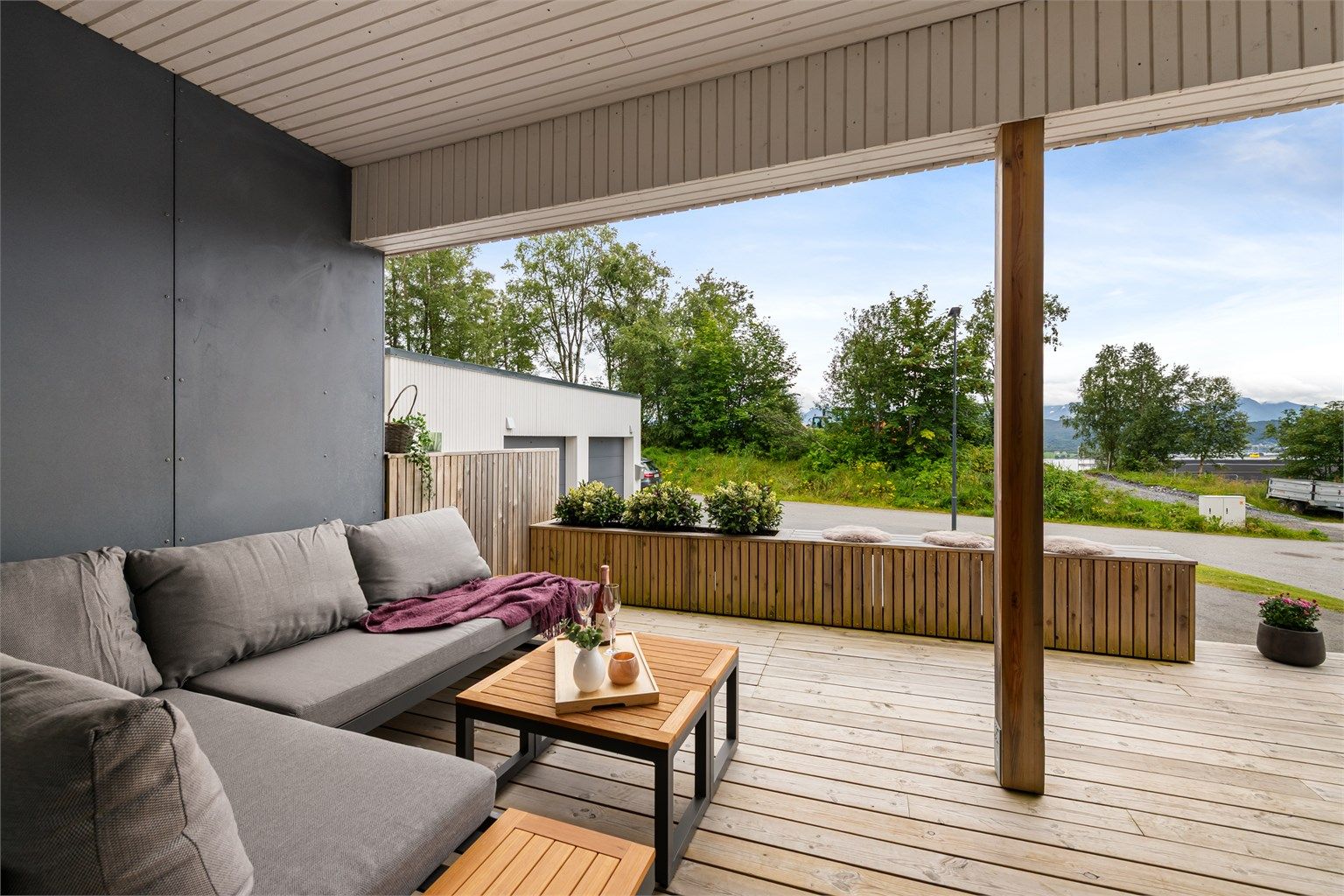 Den sørvendte terrassen på 25 kvm er dels overbygd.