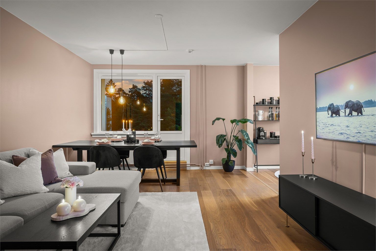 Velkommen til Mellombølgen 32 - en lekker 3-roms endeleilighet med solrik balkong. Kjøkken fra 2016 og stort bad fra 2013. Oppvarming og varmt vann inkl.