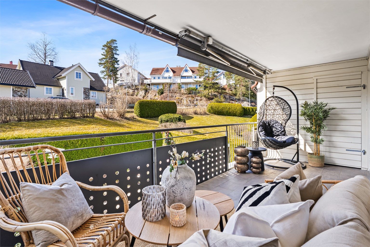 Leiligheten har en herlig sydvestvendt balkong på ca 14 kvm (med bod ca 2 kvm) og meget gode solforhold midtsommers 