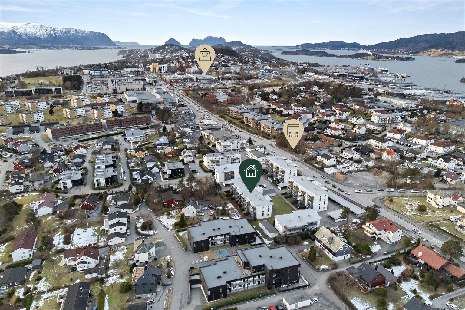 Ellers er det ca 1 km til handelssentrummet på Moa med bredt utvalg av butikker, kino m.m. I tillegg er det nærhet til etablert handelspark i Breivika, med Biltema, møbelbutikker, bilvask m.m. litt over 1 km unna