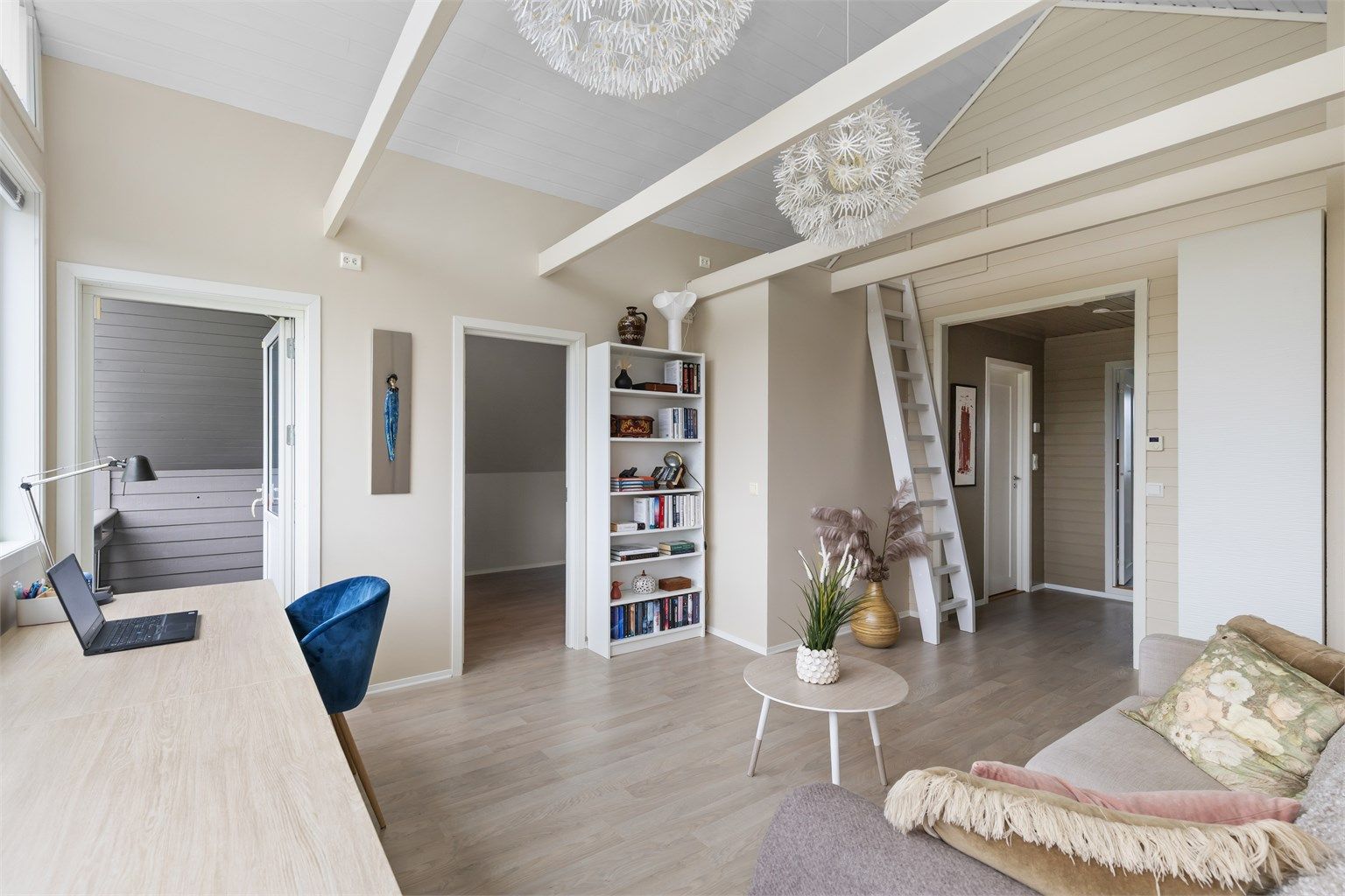 Loftstuen er et lyst og åpent rom med flere bruksmuligheter.