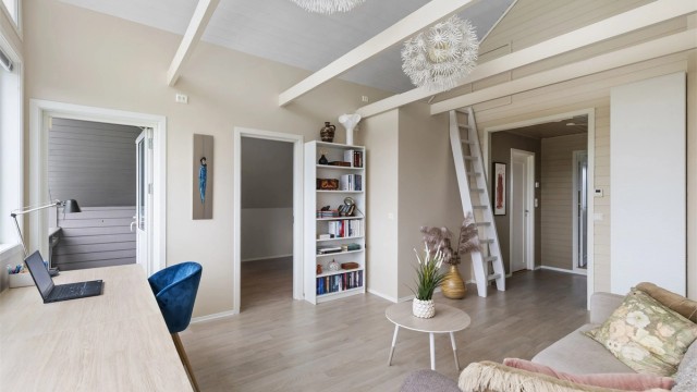 Loftstuen er et lyst og åpent rom med flere bruksmuligheter.