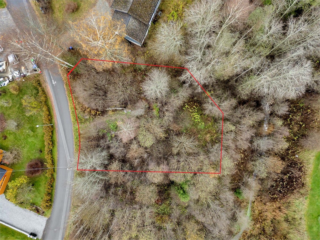 Illustrasjonen av tomten er ikke målestokk- eller nøyaktighetskontrollert, og avvik kan forekomme. Tegningen er ment som en veiledende skisse og skal ikke legges til grunn for nøyaktig plassering, grenser eller areal.