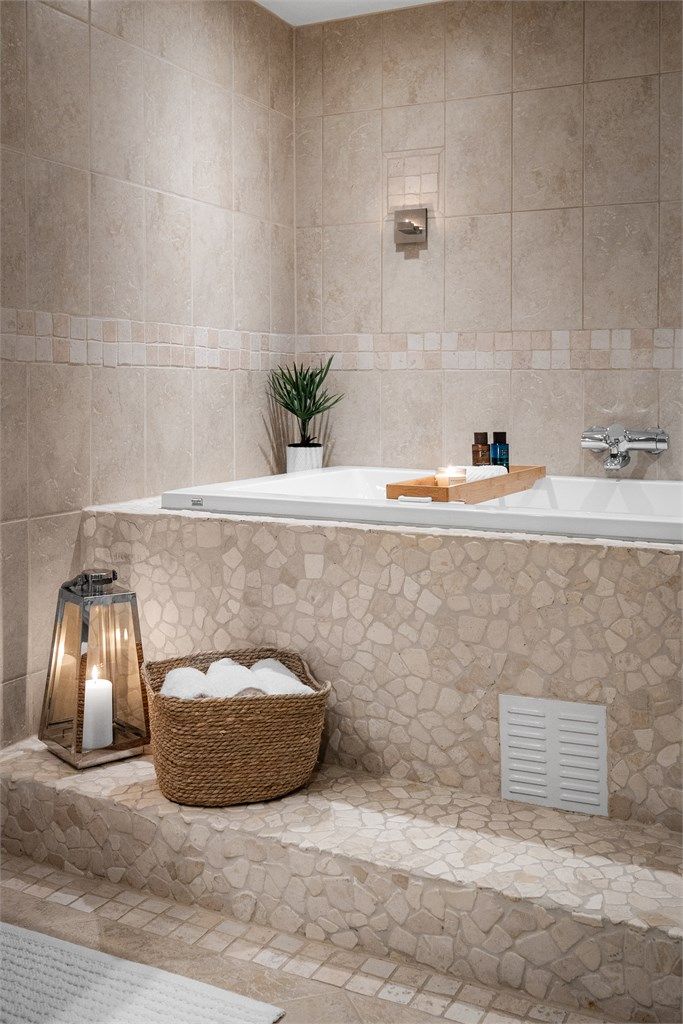 Badet har både badekar og dusjnisje med glassvegg og glassdør