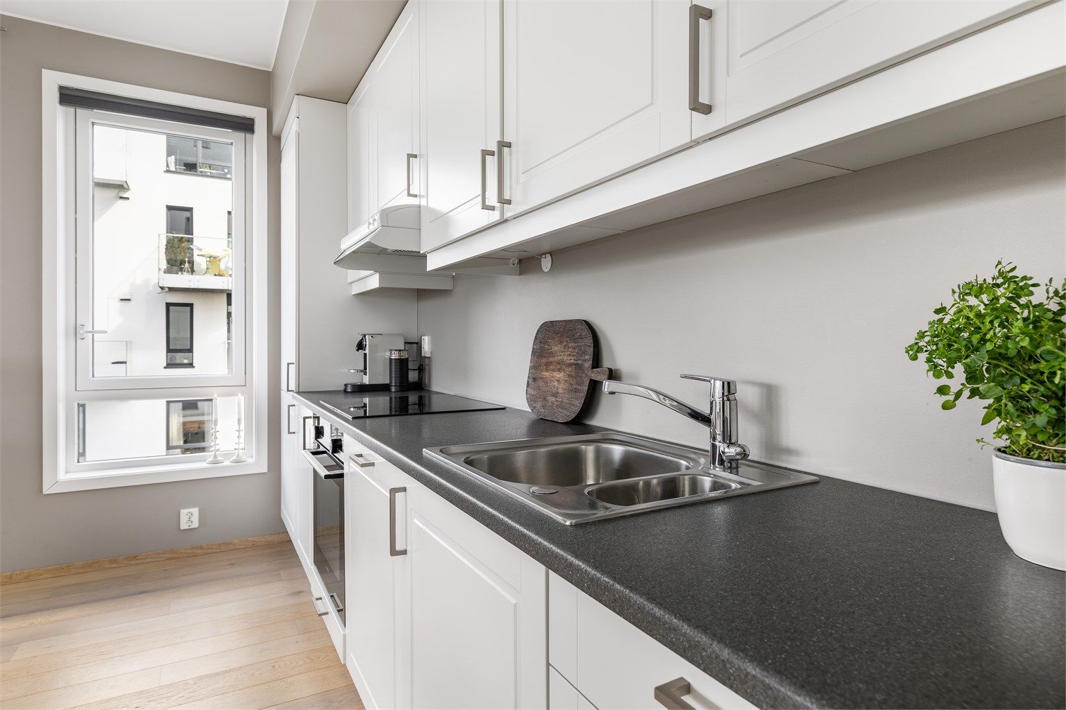 Alle kjøkkenets hvitevarer er integrert og medfølger.