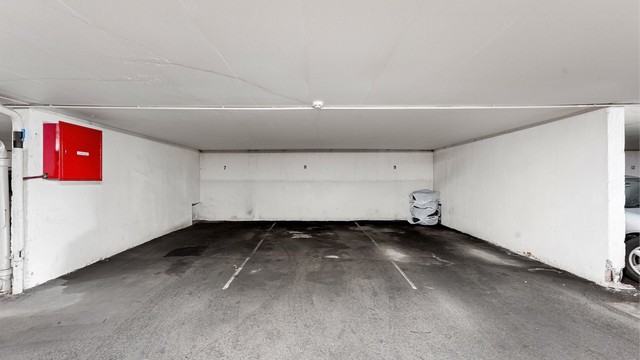 Det medfølger en fast biloppstillingsplass i felles lukket garasjeanlegg i kjelleren.