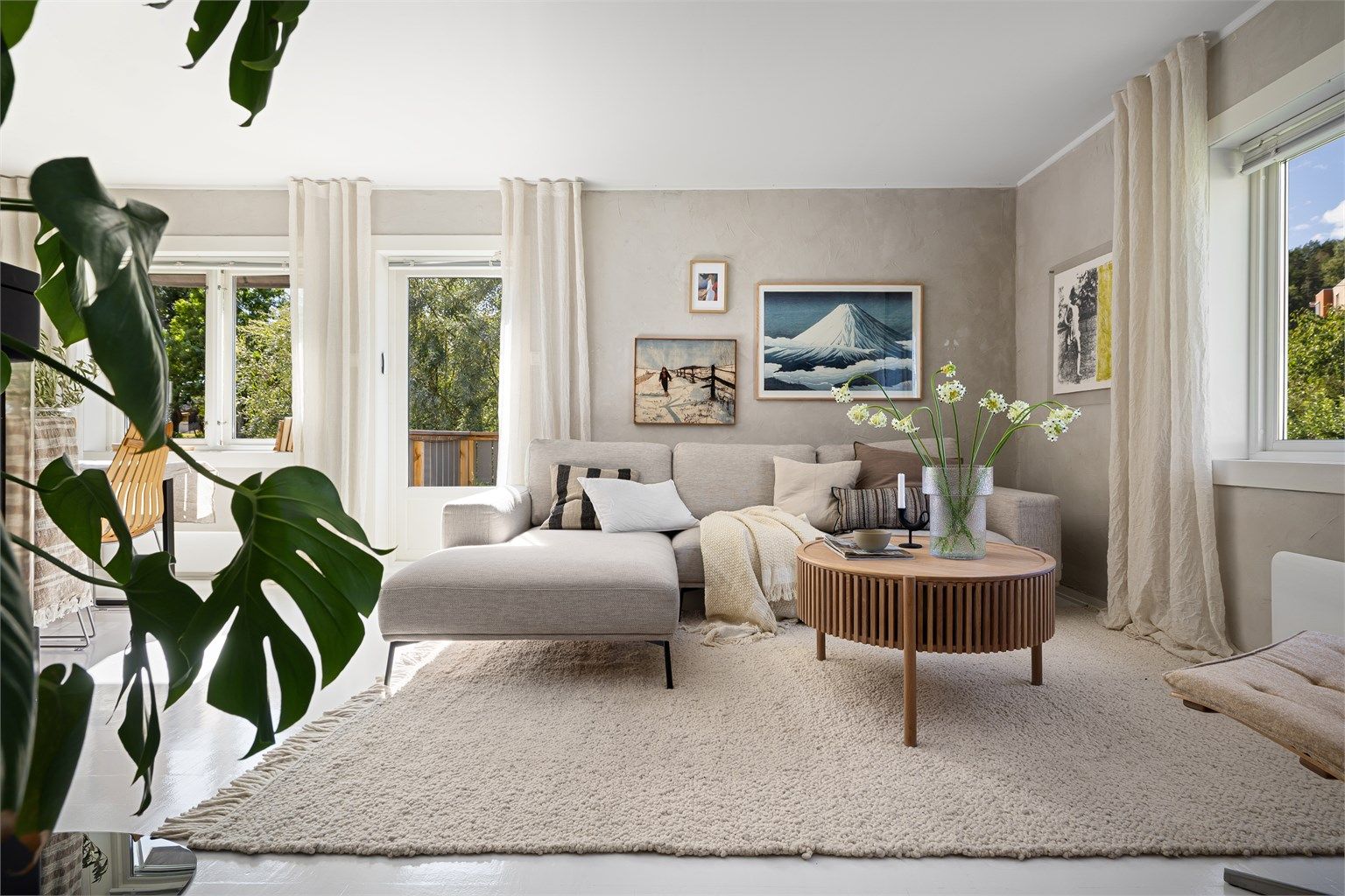 Gjennomgående lun og luftig atmosfære, moderne innredning på kjøkken og baderom som sammen den delikate, tidsriktige fargepaletten gjør at denne boligen er som tatt ut av et interiørblad