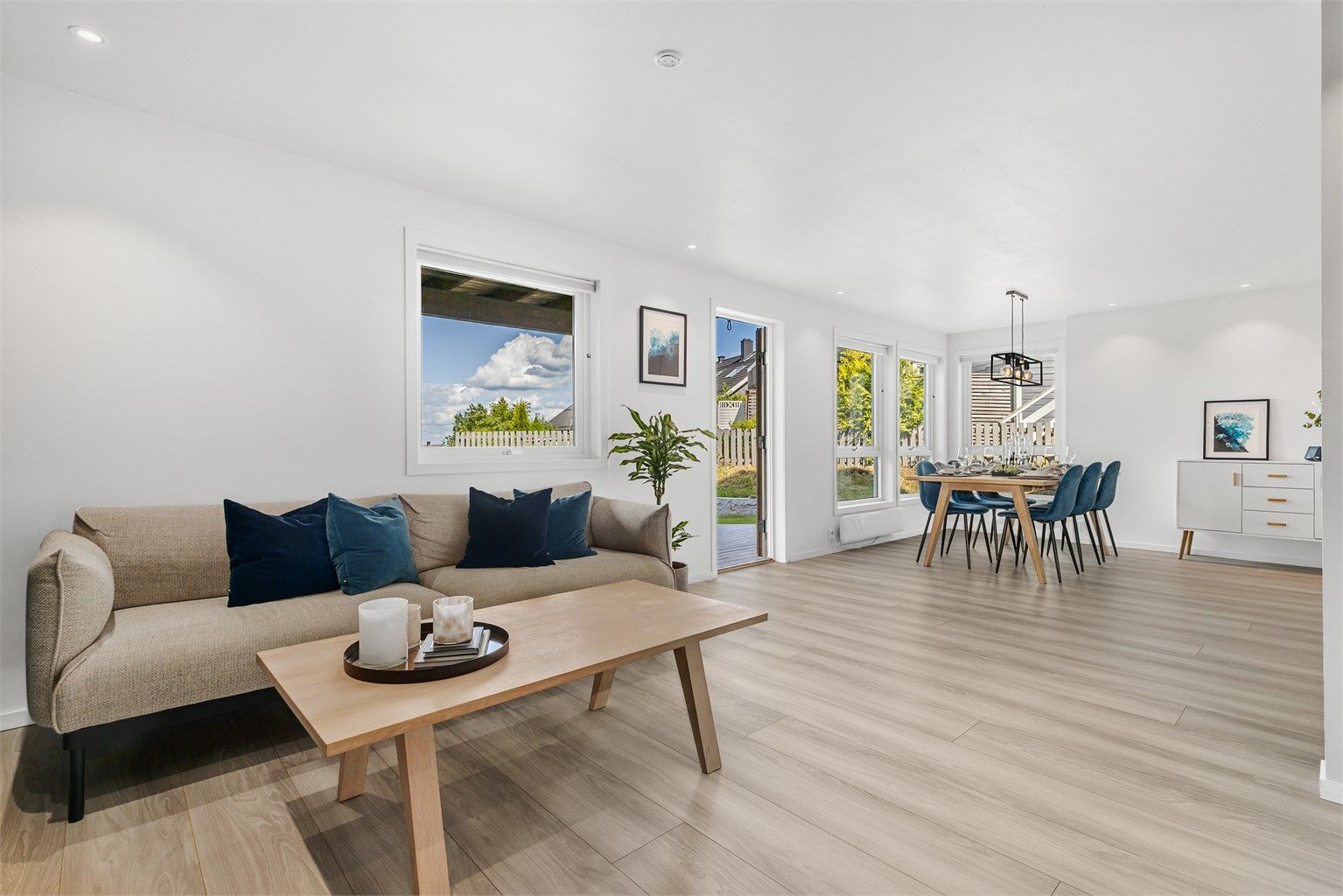 Pen og lys stue med utgang til nordøstvendt terrasse.