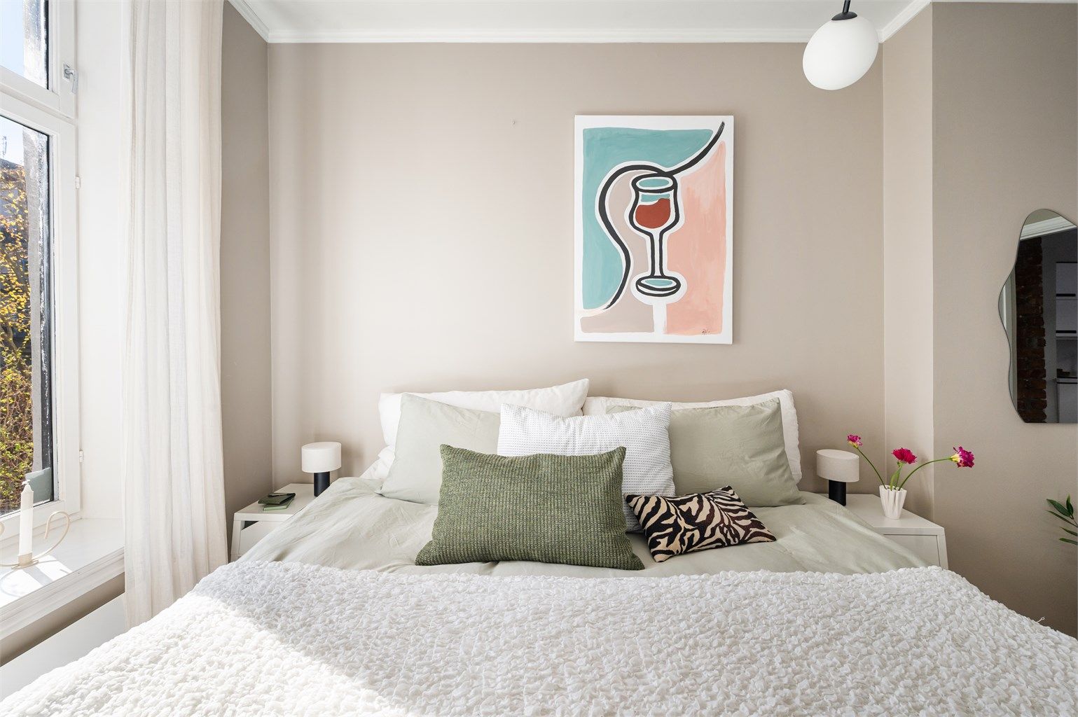 Rolige fargetoner og en behagelig atmosfære preger soverommet.