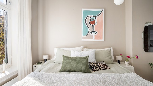 Rolige fargetoner og en behagelig atmosfære preger soverommet.