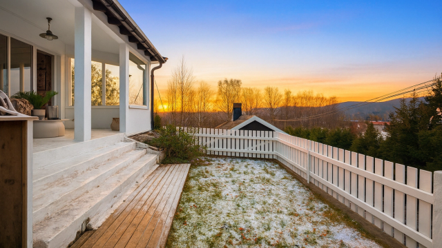 Velkommen til Wilh. Wilhelmsens vei 53B - en hyggelig horisontaldelt tomannsbolig med oppussingsbehov beliggende i et rolig og barnevennlig område. Foto: zOvenfra