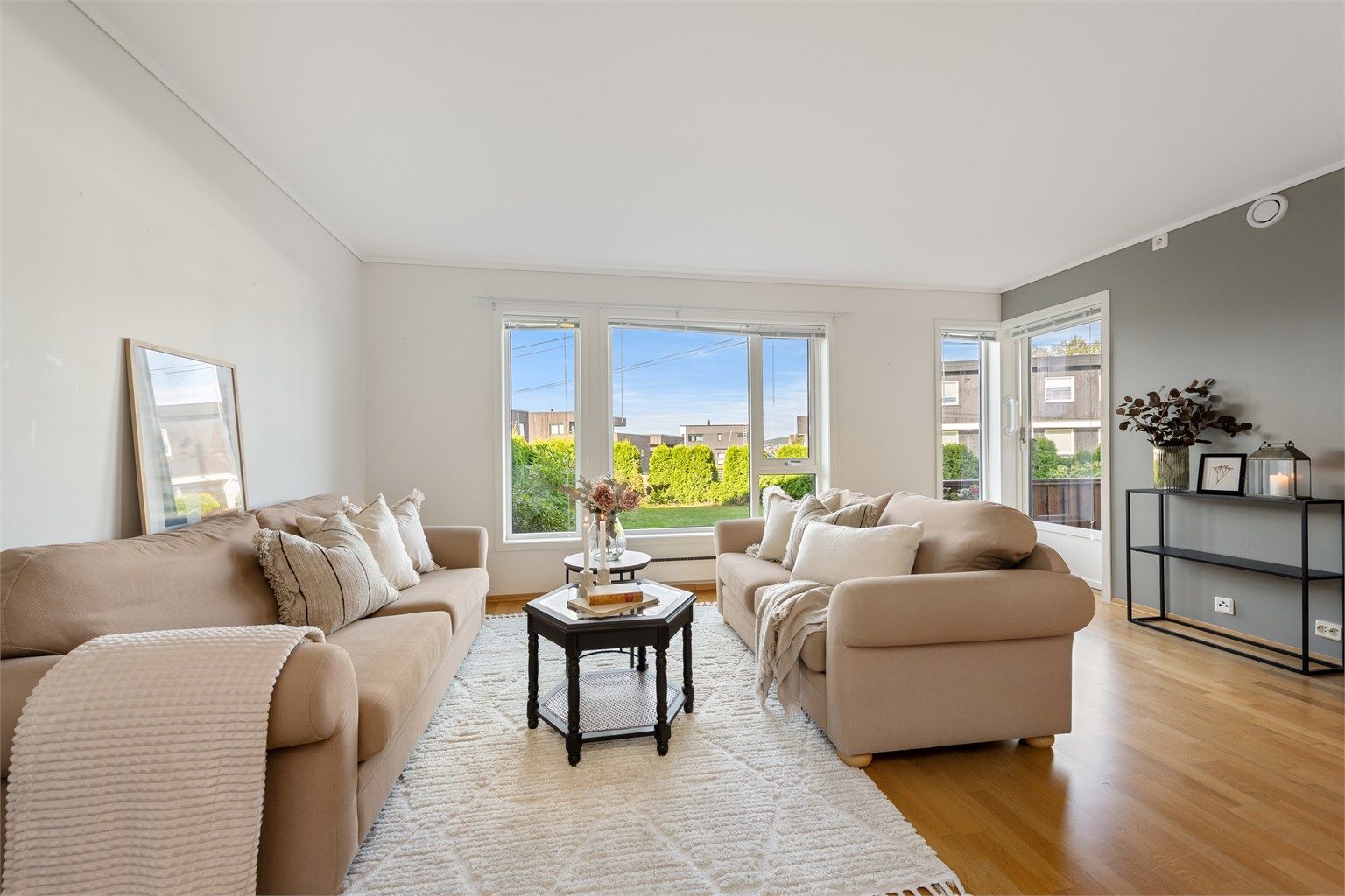 Lys og luftig stue med store vindusflater som gir godt med naturlig lysinnslipp