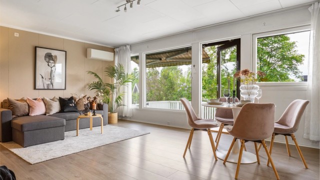 Boligen inneholder entré, gang, stue, kjøkken, bad, separat toalettrom, to soverom og bod.
