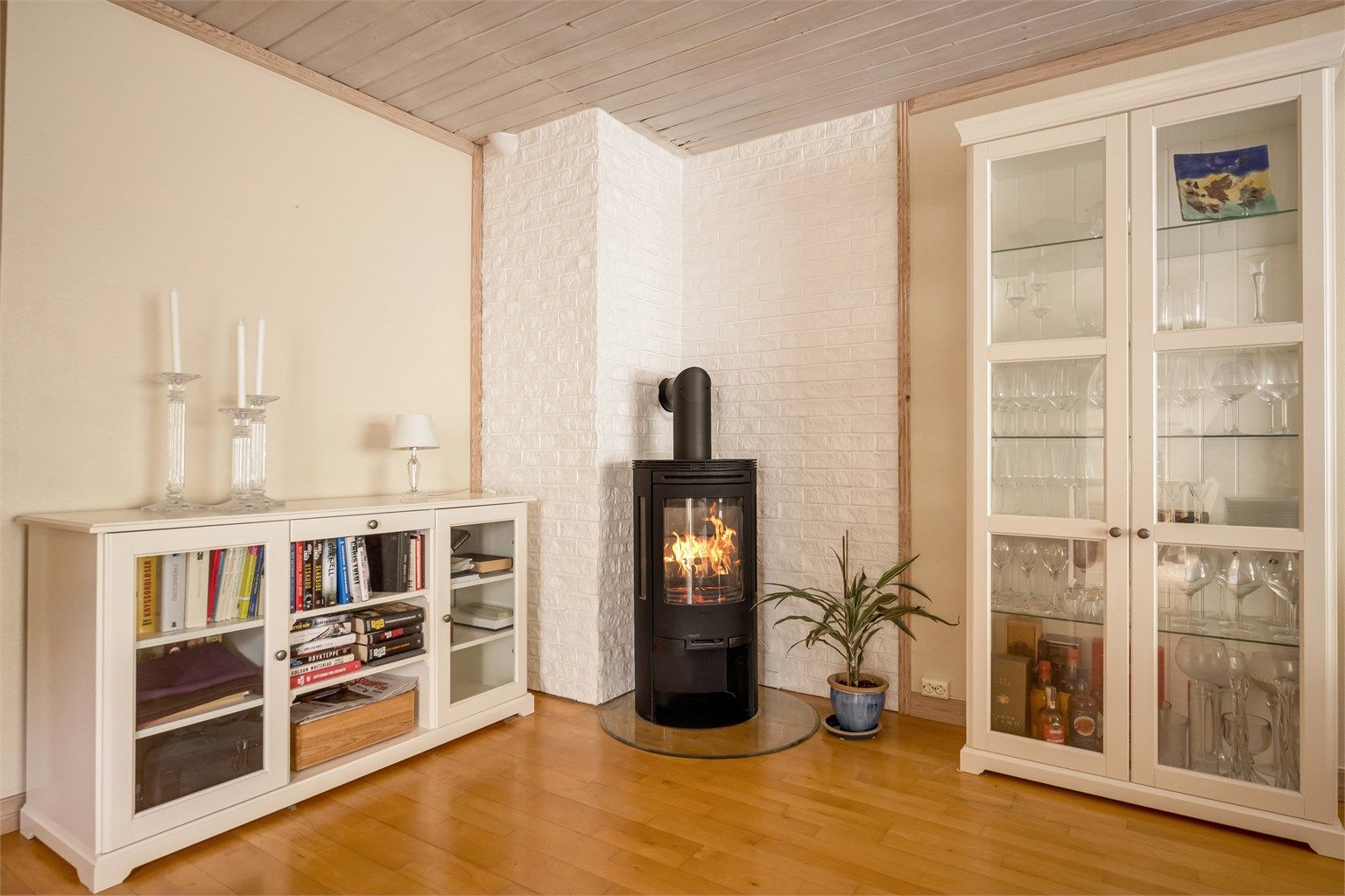 Vedovn med glassdør montert i 2000.
Skorsteinen ble gitt TG3 i tilstandsrapporten, da skorsteinen ikke har fire frie sider for inspeksjon av ytterflatene.