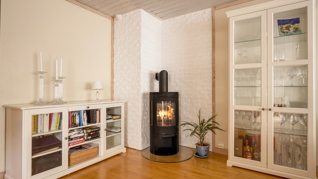 Vedovn med glassdør montert i 2000.
Skorsteinen ble gitt TG3 i tilstandsrapporten, da skorsteinen ikke har fire frie sider for inspeksjon av ytterflatene.