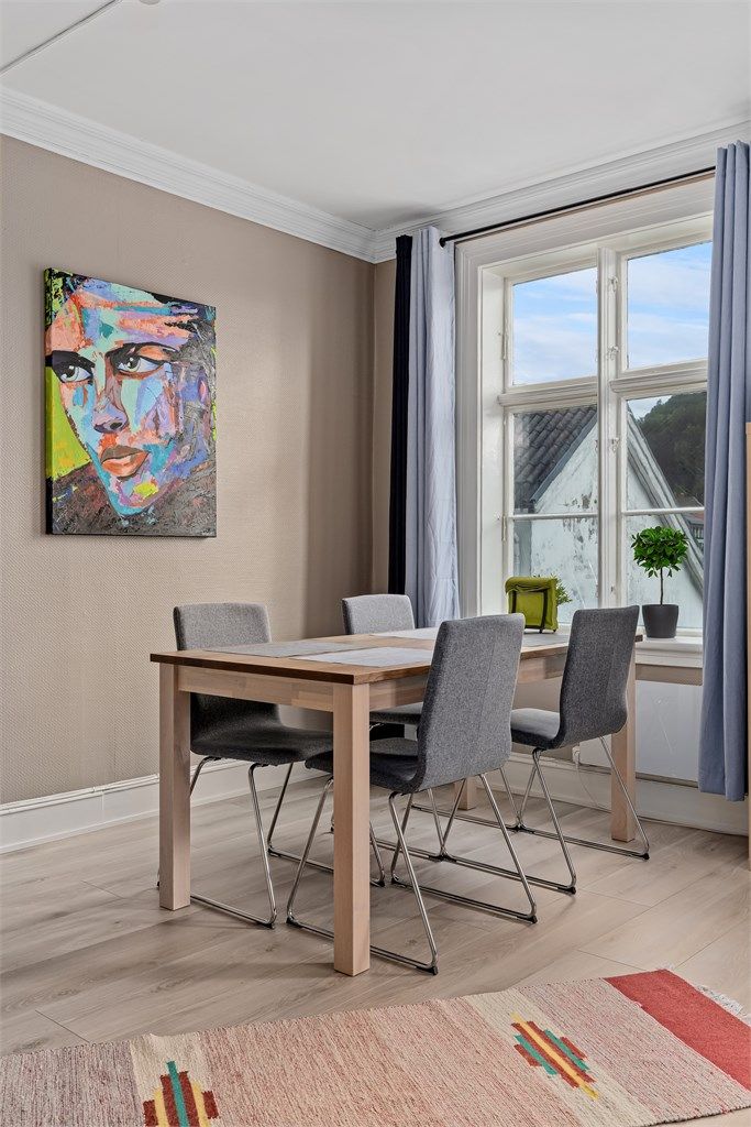 I stua er det lagt nyere gulv og malt mv. i nyere tid