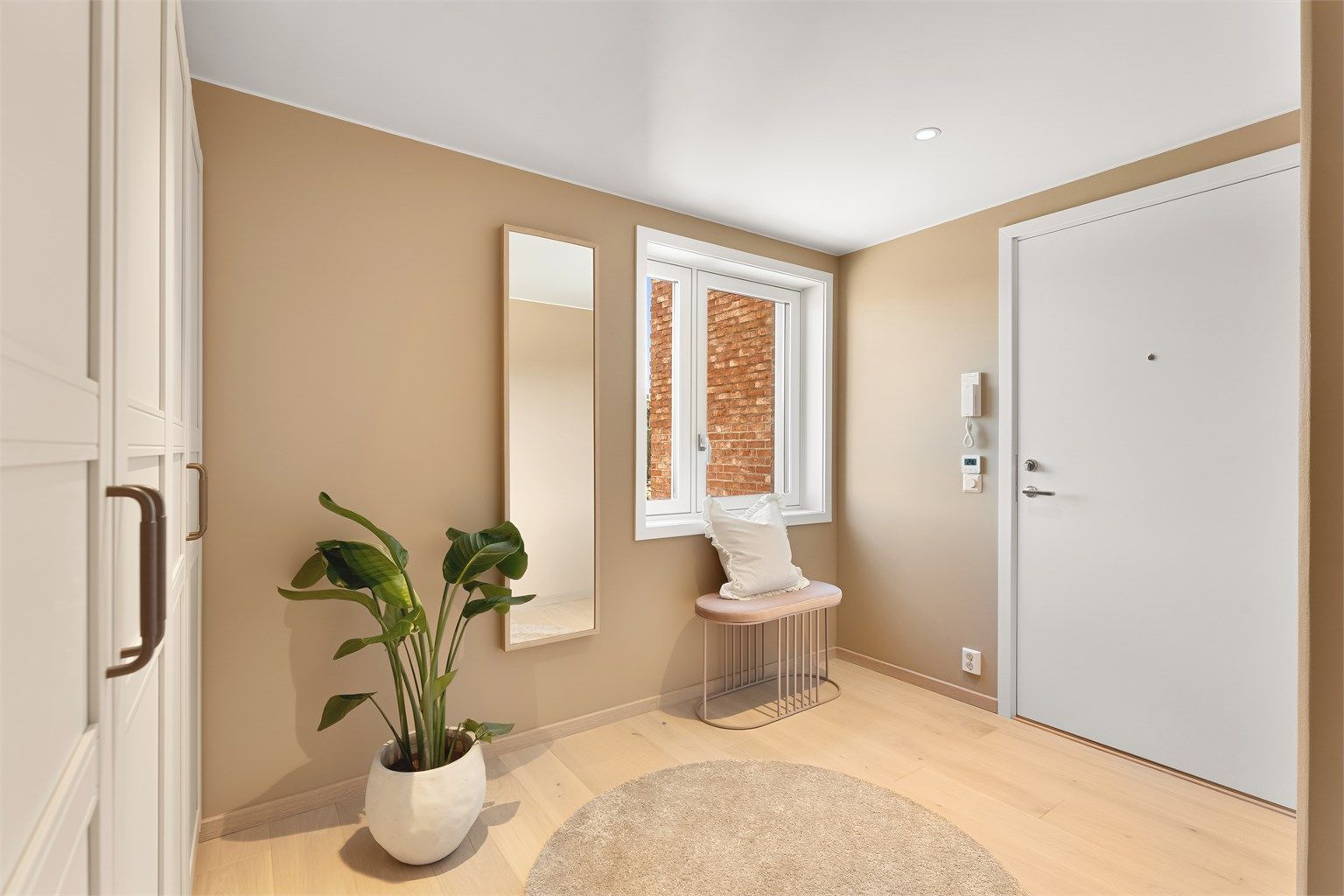 Innbydende og romslig entré med god plass for yttertøy og sko