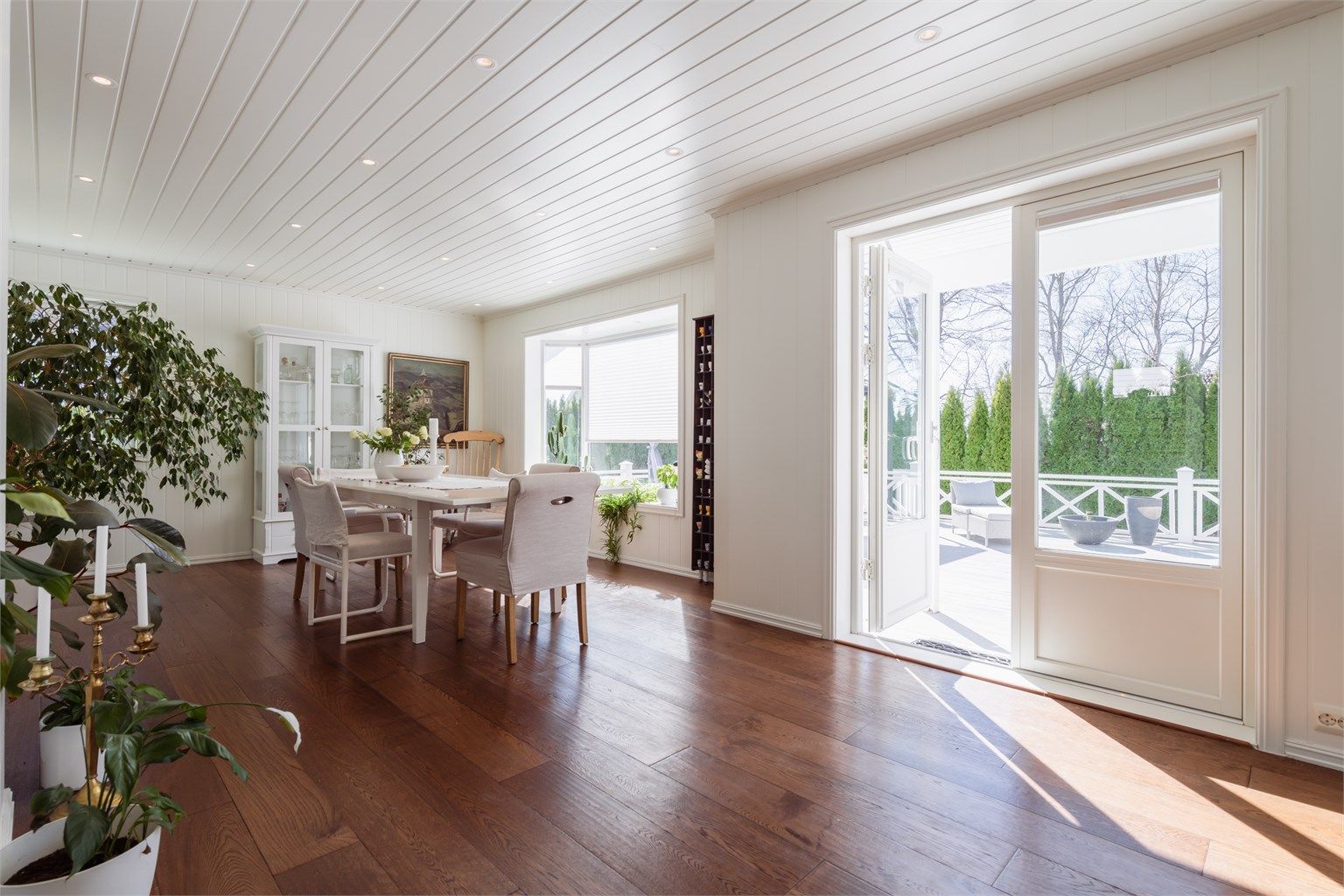 Fra stuen er det direkte utgang til den store terrassen.