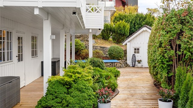 Hage og terrasse i tilknytning til underetasjen. Frittstående utebod på 8 kvm i hagen