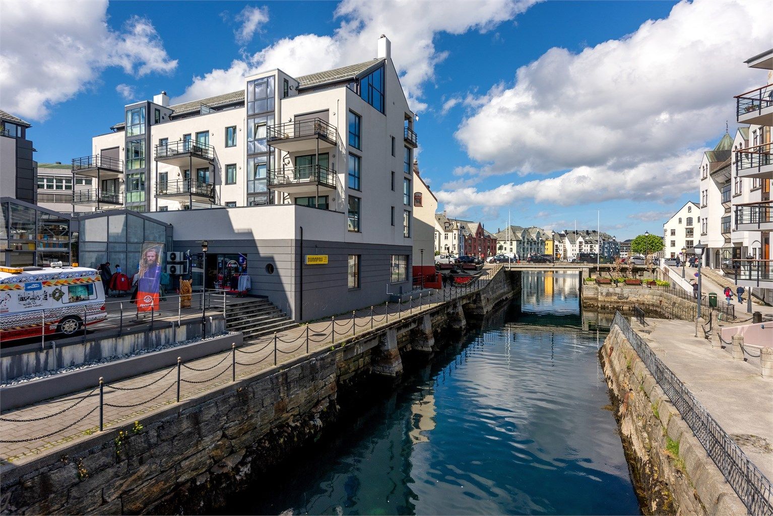En kort spasertur langs sundet tar deg rett inn i den pulserende sentrumskjernen