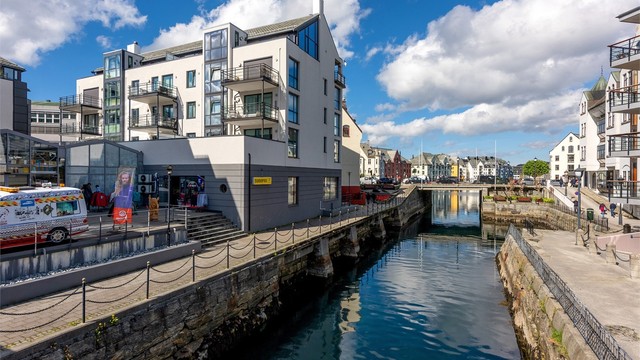 En kort spasertur langs sundet tar deg rett inn i den pulserende sentrumskjernen