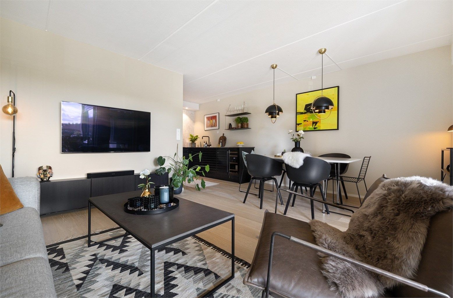 Stor og luftig stue med adgang til en lun balkong. 