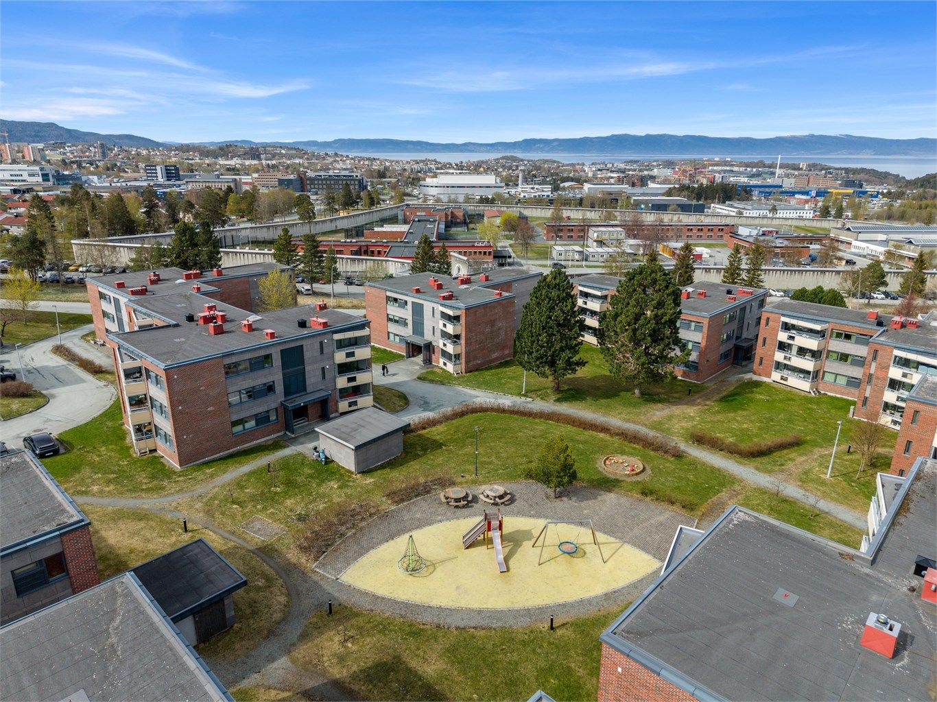 Området har gode kollektivforbindelser. Nærmeste bussholdeplass ved Charlottenlund videregående skole ligger ca. 6 minutters gange fra boligen, med hyppige avganger til Trondheim sentrum. Togforbindelse fra Rotvoll stasjon gir ytterligere fleksibilitet. 