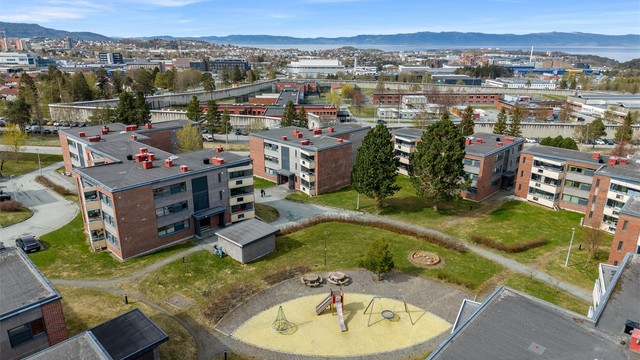Området har gode kollektivforbindelser. Nærmeste bussholdeplass ved Charlottenlund videregående skole ligger ca. 6 minutters gange fra boligen, med hyppige avganger til Trondheim sentrum. Togforbindelse fra Rotvoll stasjon gir ytterligere fleksibilitet.