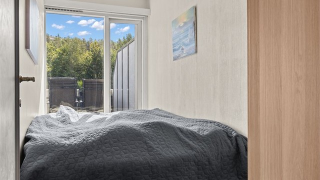 Soverommet ligger med direkte adkomst stuen, og er utrustet med garderobeskap.