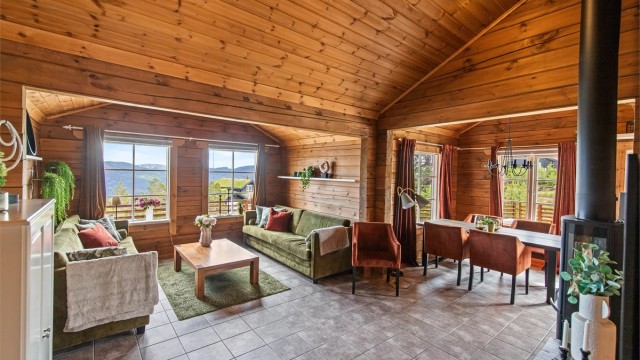 Den høye himlingen og store vindusflater gir rommene naturlig lys