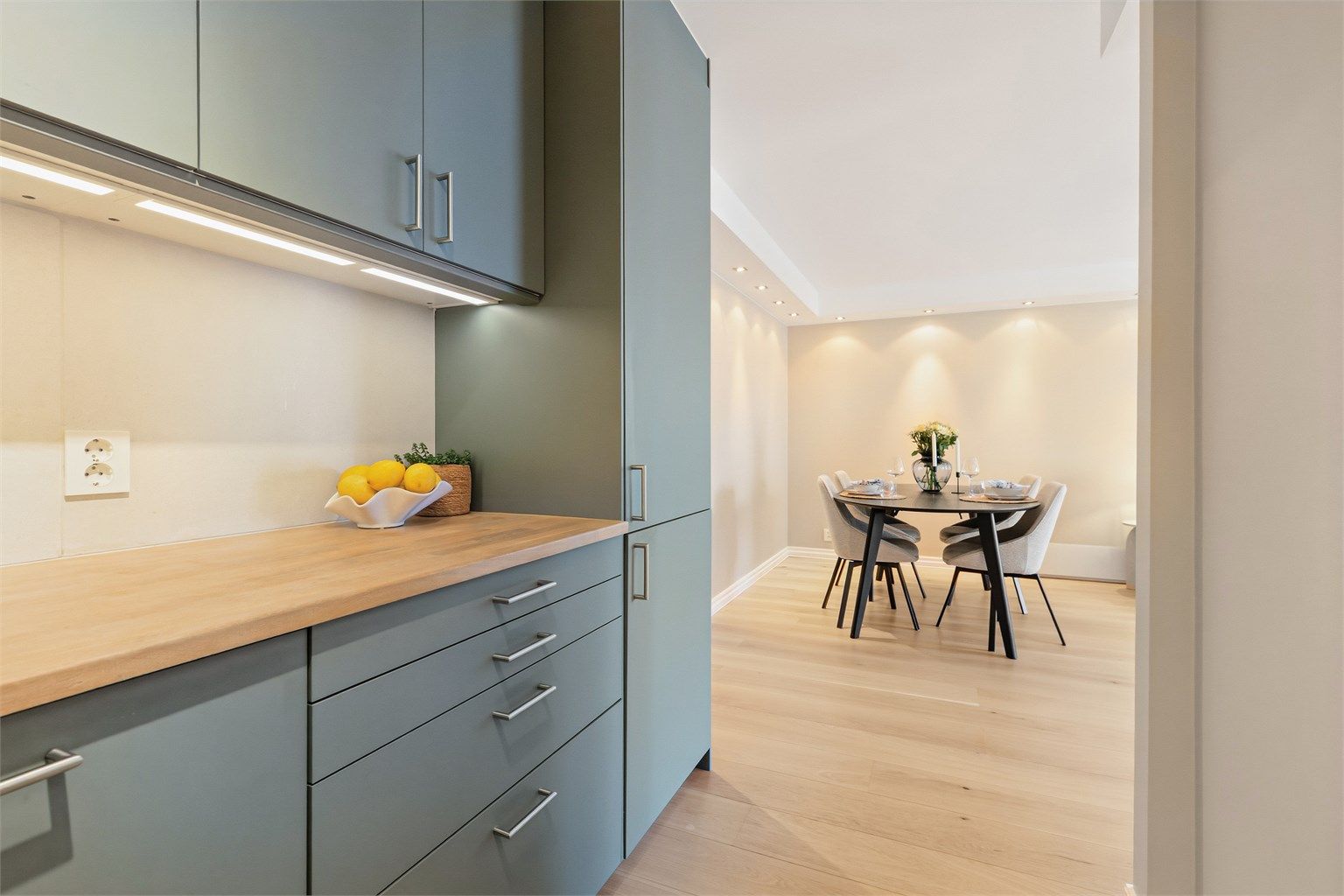 Fra kjøkkenet har du oversikt over stuen, noe som er ideelt i sosiale sammenhenger.